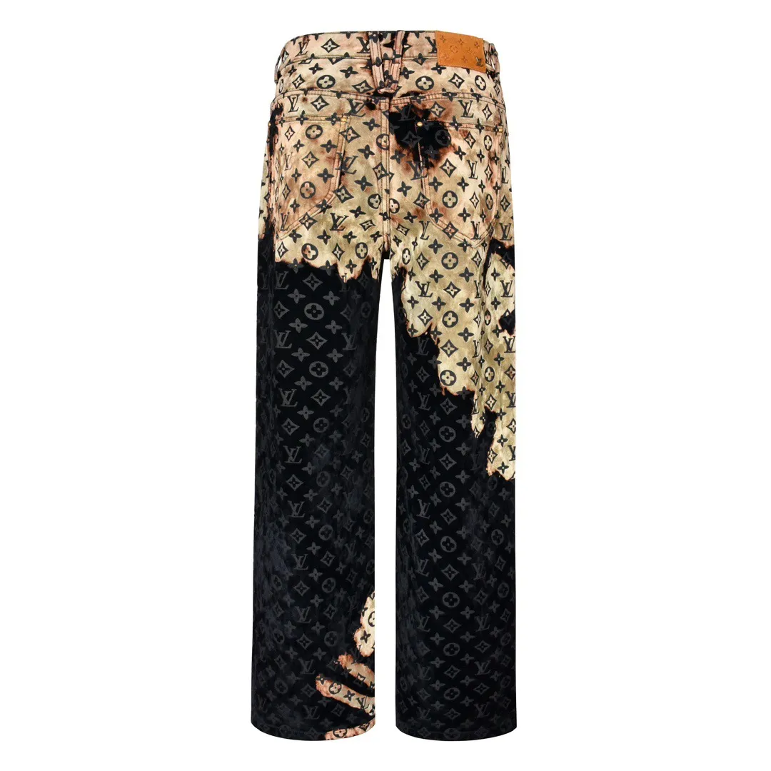🅿️860 1v 24SS Huoshaoyun flocked denim trousers. The original price is 28,000. The fabric is made of twill weave jacquard flocked denim. The texture is thick and the twill texture and clear lines have been properly processed. The fabric is custom-dyed and spun yarn is flocked, with the classic presbyopia pattern throughout. The entire piece of garment is cut using infrared laser positioning. The body is cut by hand to match the pattern. The pieces are cut and positioned to match the pattern. The entire width of the garment is fixed with single-needle embroidery in thick lines. From the waistband, trouser pockets, and pockets, all are made to high-end sewing standards, and multiple processes are exclusively developed and customized, resulting in huge fabric losses. Each piece is made by a master with rich washing experience. He uses gauze to dip acrylic paint and apply it evenly on the flocking surface by hand according to the original positioning method. The dyeing time is controlled, and the scrap rate of defective products is extremely high. Each large piece presents a unique fire cloud effect. Size:30-32-34-36